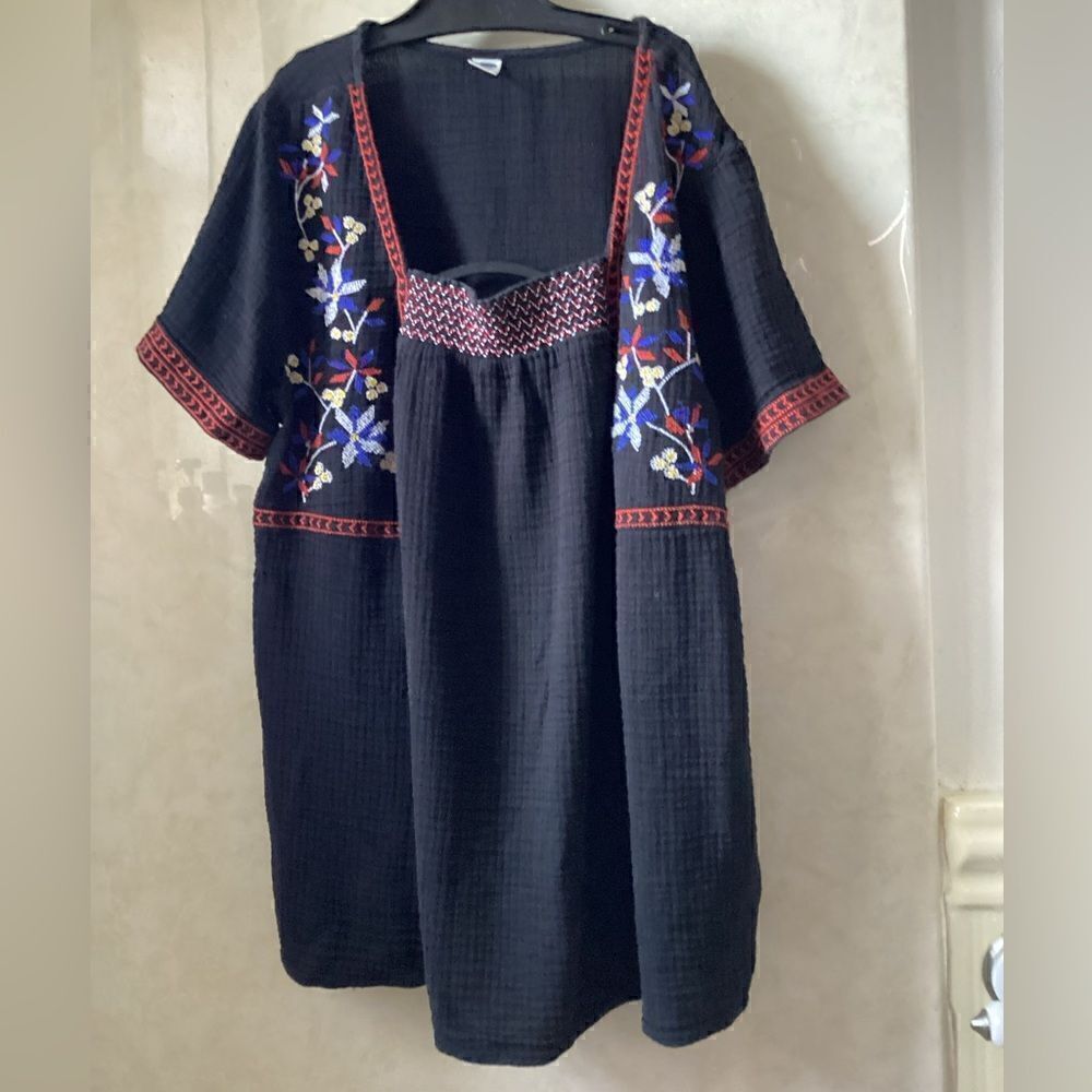 Old Navy M Boho top, black, floral embroidery - Picture 3 of 8